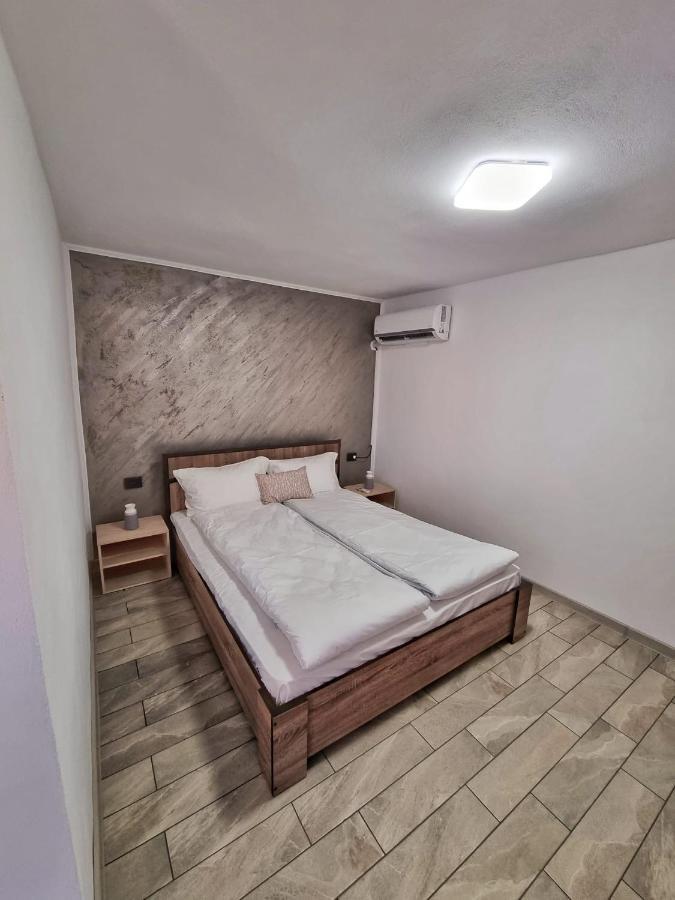 Cabana Varad Coronini Moldova Veche エクステリア 写真