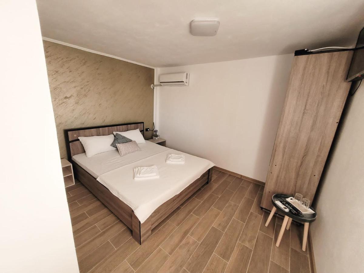 Cabana Varad Coronini Moldova Veche エクステリア 写真